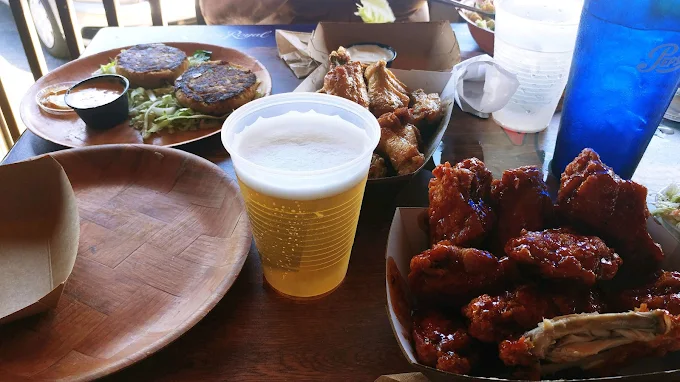 Wings, crab cakes and a cold draft beer at Gatorz